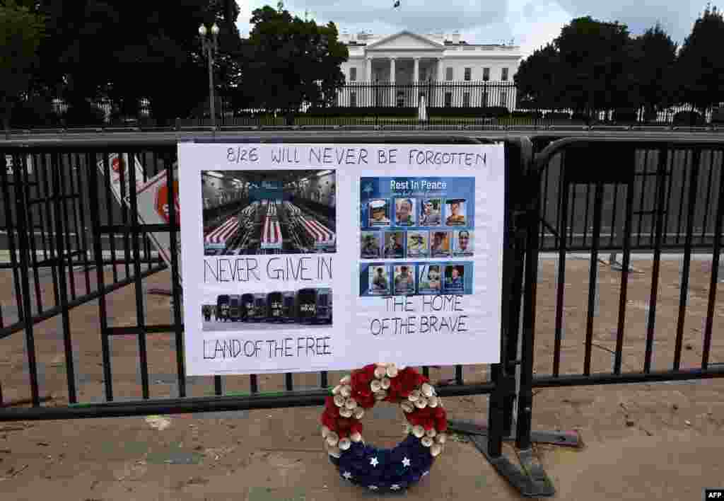 وائٹ ہاؤس کے باہر امریکہ کی فوج کے ان 13 اہلکاروں کو خراجِ تحسین پیش کیا جا رہا ہے جو گزشتہ ہفتے کابل ایئرپورٹ کے باہر داعش کے خودکش حملوں میں ہلاک ہو گئے تھے۔