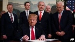 ABD Başkanı Donald Trump Netanyahu ile Beyaz Saray'daki görüşme sonrası kararnameyi imzaladı