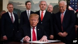 Predsednik Donald Tramp potpisuje dekret kojim priznaje suverenitet Izraela nad Golanskom visoravni 