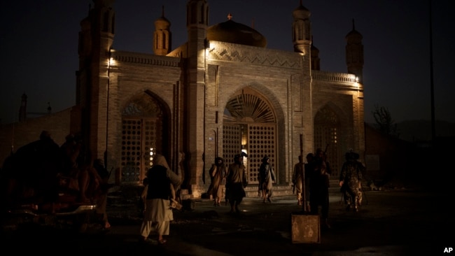 Milisi Taliban mengamankan Masjid Eidgah pasca ledakan di Kabul, Afghanistan, Minggu (3/10). 