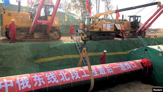 中国工人在黑龙江省黑河的中俄天然气管道工程工地上施工。（2019年10月16日）