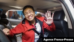 FILE - Philippine journalist Maria Ressa waves to photographers after posting bail outside a court building in Manila, March 29, 2019.