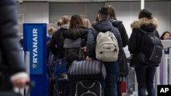 Penumpang Ryanair antri untuk check-in di bandara Frankfurt, Jerman, 22 Desember 2017. (Foto: dok). 