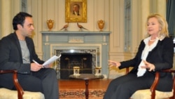 Parazit host Kambiz Hosseini speaks with Secretary of State Hillary Clinton at the State Department.