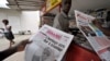 Des Gabonais lisent des articles dans des journaux, à Libreville, 11 juin 2009 à Libreville