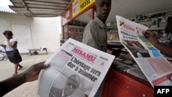 Des Gabonais lisent des articles dans des journaux, à Libreville, 11 juin 2009 à Libreville