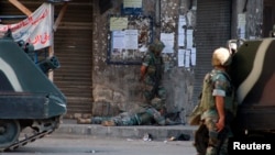 Lebanese army soldiers take shooting positions during clashes with Islamist militants in Tripoli, Oct. 26, 2014. 