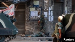 Lebanese army soldiers take shooting positions during clashes with Islamist militants in Tripoli, Oct. 26, 2014.