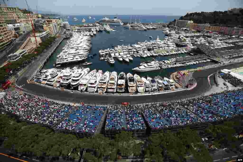 Pebalap Ferrari Kimi Raikkonen melakukan latihan di sirkuit Monaco, tiga hari menjelang Grand Prix Formula 1 di Monaco.