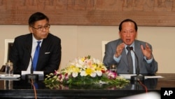 Cambodian Foreign Minister Hor Namhong, right, speaks as his Thai counterpart Sihasak Phuangketkeow listens during a press conference in Phnom Penh, Cambodia, July 1, 2014.