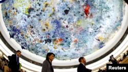 美國常駐聯合國代表黑利在日內瓦舉行的聯合國人權理事會會議上發表講話後離開會場。（2017年6月6日）