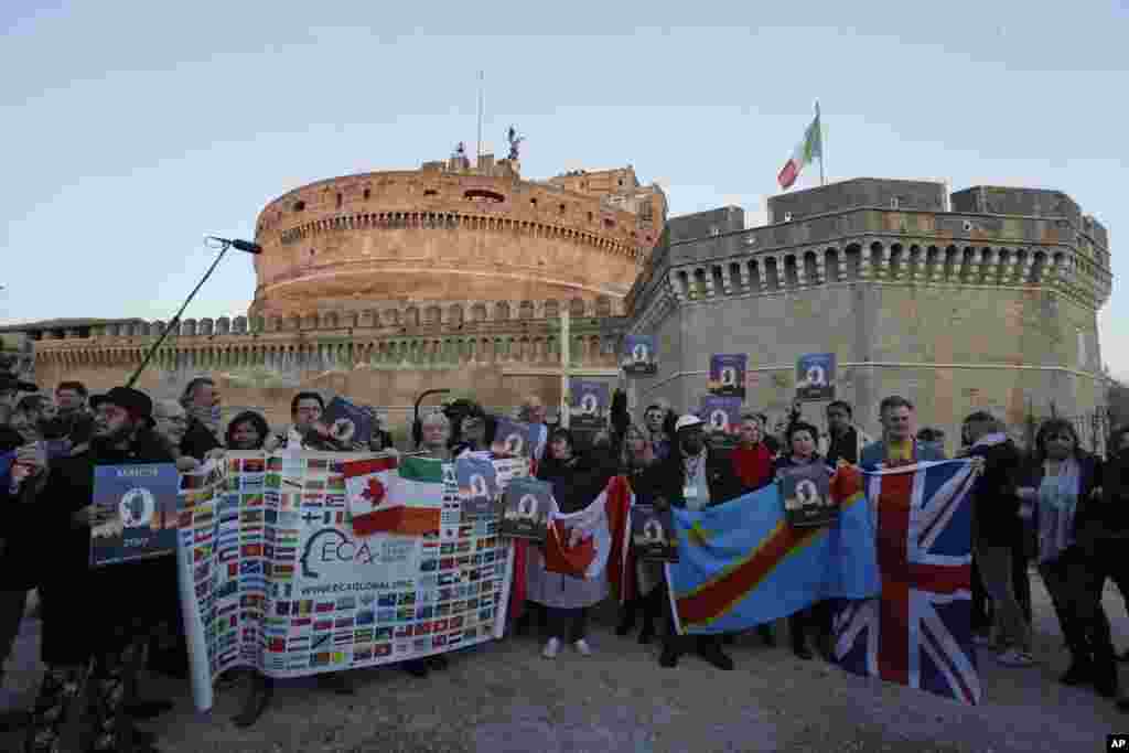 در حالیکه در واتیکان نشست مقابله با سوء استفاده جنسی از کودکان در حال برگزاری است، گروهی از معترضان به آزار جنسی کشیش ها در شهر رم تجمع کردند. 