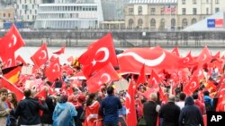 지난달 31일 독일 쾰른에서 4만 명의 터키계 이민자들이 모여 터키에서 발생한 쿠데타 기도를 비난하고, 레제프 타이이프 에르도안 터키 대통령을 지지하는 집회를 열었다. (자료사진)