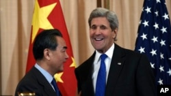 존 케리 미국 국무장관(오른쪽)과 왕이 중국 외교부장이 지난해 2월 미국 워싱턴 국방부에서 공동 기자회견을 가졌다. (자료사진)