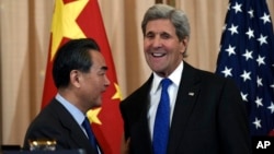 美国国务卿克里和中国外长王毅在美国国务院举行联合记者会后交谈。（2016年2月23日）