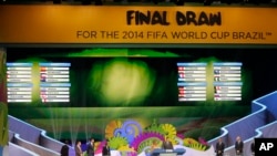 Los grupos vistos en la pantalla durante la ceremonia del sorteo final de la Copa Mundial Brasil 2014, en Costa do Sauipe, en Salvador, Brasil.