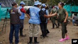 지난 3월 콜롬비아 남서부 푸투마요 주를 방문한 유엔
평화감시단원들이 혁명무장군 대원들과 인사하고 있다.