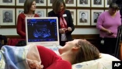 德州孕妇在进行超声波检查