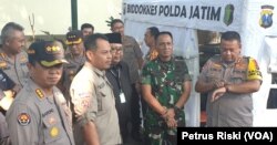 Kapolda Jatim (kanan) Irjen Pol. Luki Hermawan, Pangdam V Brawijaya Mayjen TNI R. Wisnoe Prasetja Boedi, Bawaslu dan KPU, menilai proses Pemilu di Jatim berjalan aman dan lancar. (Foto: Petrus Riski/VOA)