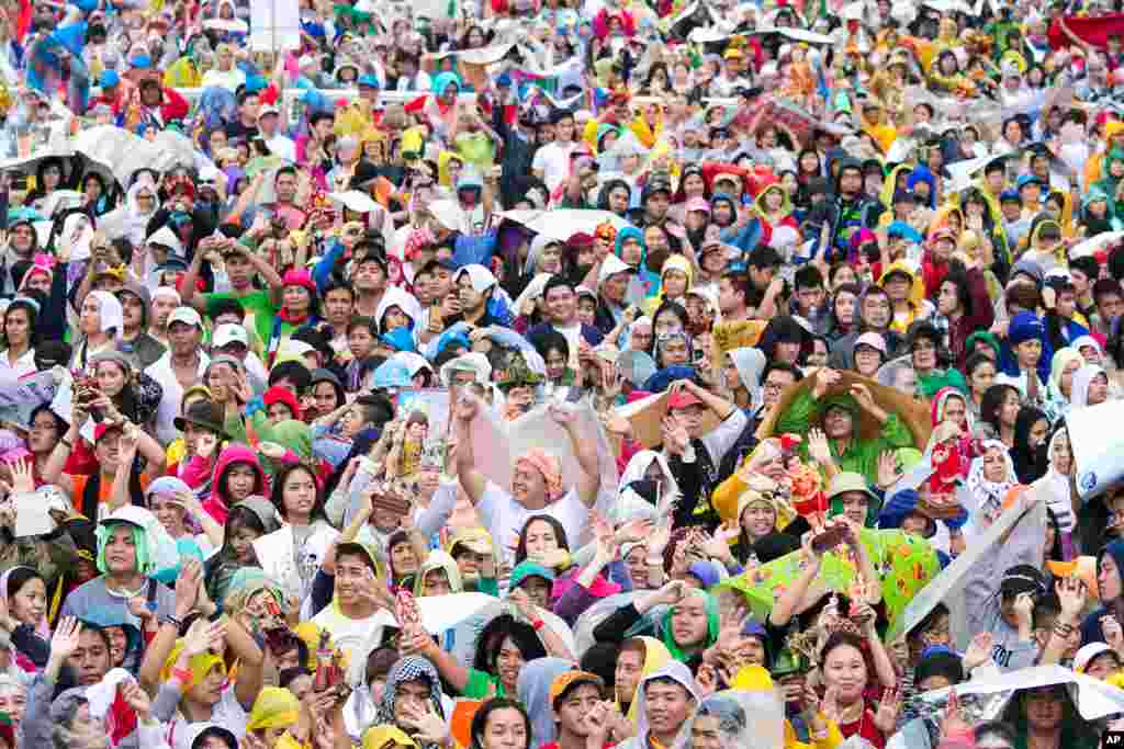 Filipinos raise the image of the Santo Nino (Holy Child) during the final papal Mass of Pope Francis at Quirino Grandstand in Manila.