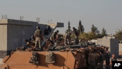 Soldados turcos en una expedición militar hacia la frontera de siria en la provincicia de Sanliurfa, Turquía, octubre 14 de 2019. AP.