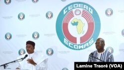 Roch Kaboré et Mahamadou Issoufou devant les journalistes, à Ouagadougou, le 14 septembre 2019. (VOA/Lamine Traoré)