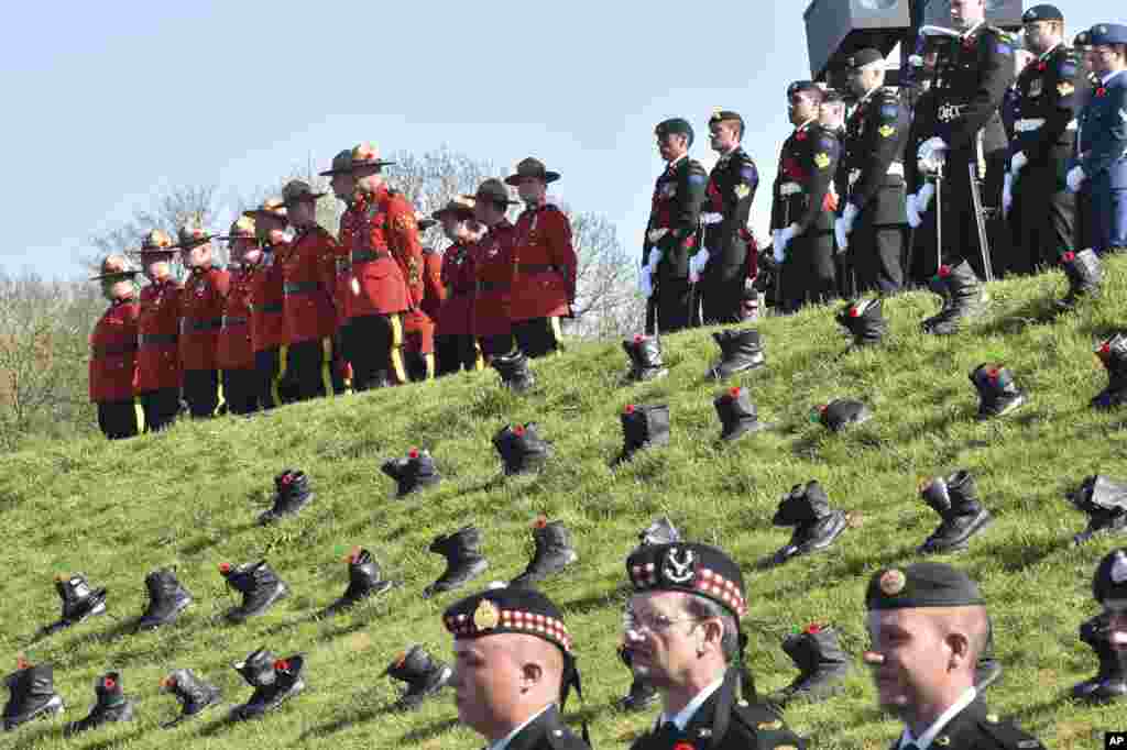 ទាហាន និង​ប៉ូលិស Royal Canadian Mounted Police ប្រារព្ធ​ខួប​លើក​ទី១០០​នៃ​សង្គ្រាម Battle of Vimy Ridge  នៅ​កន្លែង​បញ្ចុះ​សព WWI Canadian National Vimy Memorial ក្នុង​សង្កាត់ Vimy ប្រទេស​បារាំង។