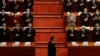中国领导人习近平走上北京人大会堂的全国人大年度会议开幕式主席台。（2021年3月5日）