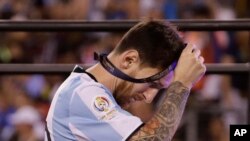 Lionel Messi à l'issue d'un match de la Copa America, le 26 juin, 2016, à Ruthersford, N.J.