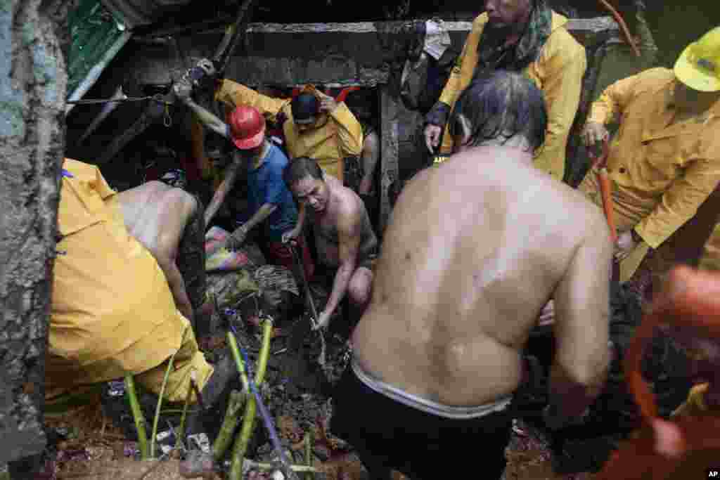 Relawan Filipina berusaha mencari korban selamat dalam bencana tanah longsor di Quezon City, utara Manila (7/8).