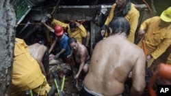 菲律賓救援人員找尋生還者