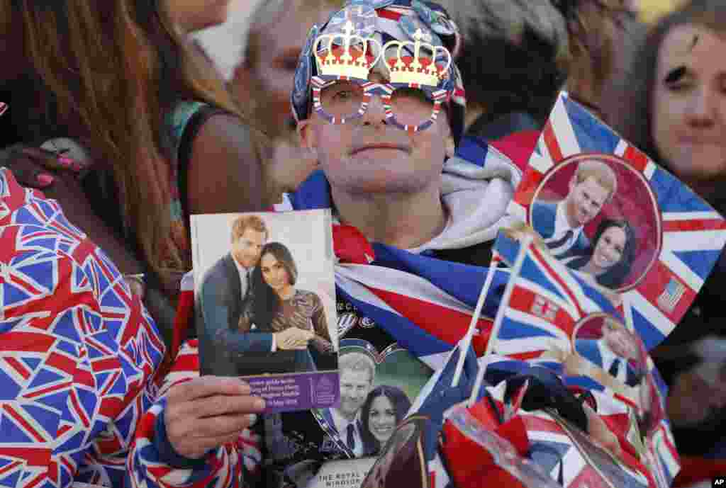 一位皇室粉絲正在等候哈里王子和梅根&middot;馬克爾的婚禮開始。 （2018年5月19日）