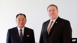 Kim Yong Chol, à gauche, ancien chef des renseignements militaires nord-coréens et l'un des proches collaborateurs du leader Kim Jong Un, avec le secrétaire d'Etat américain Mike Pompeo lors d'une réunion, à New York, 31 mai 2018.