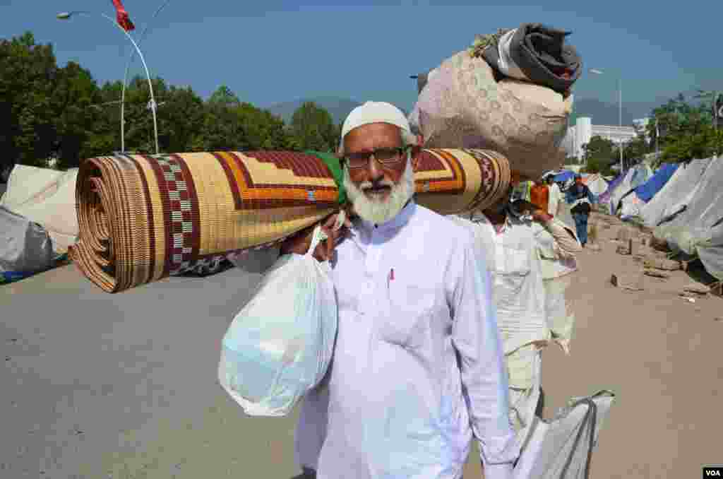 پاکستان عوامی تحریک کے دھرنے میں موجود لوگ اپنا سامان سمیٹ کر گھروں کو لوٹ کر جا رہے ہیں۔ 