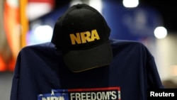 2018年2月23日保守政治行动会议上全国步枪协会展台上放置的帽子和上衣
