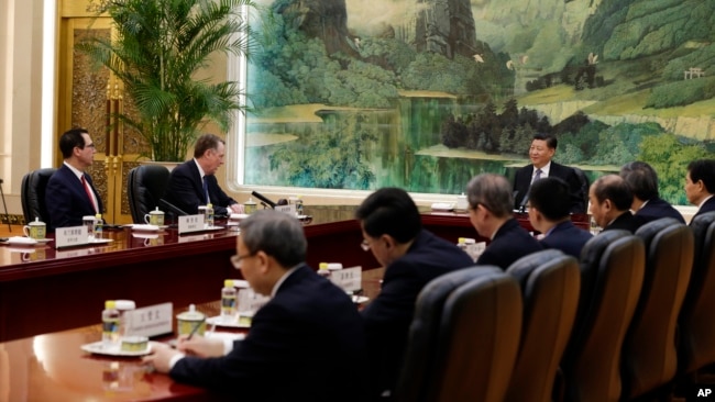 2019年2月15日美国贸易代表罗伯特·莱因希泽(左二)与美国财政部长姆努钦(左)在北京人民大会堂与中国国家主席习近平会谈