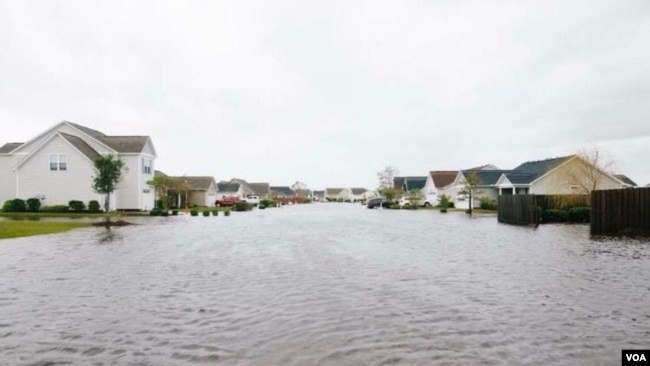 Nhiều con đường ở bang North Carolina chìm trong nước.