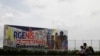 Una valla de campaña del candidato del gobernante Partido Socialista Unido de Venezuela para el estado de Barinas, Argenis Chávez, se ve en Barinas, Venezuela, el 2 de octubre de 2017.