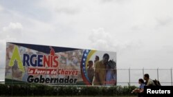 Una valla de campaña del candidato del gobernante Partido Socialista Unido de Venezuela para el estado de Barinas, Argenis Chávez, se ve en Barinas, Venezuela, el 2 de octubre de 2017.