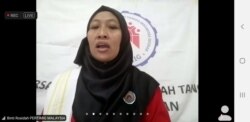 Salah satu perwakilan PRT dalam dan luar negeri membacakan Deklarasi Gerakan 1000 Serbet Nusantara untuk mendesak DPR segera sahkan RUU PPRT, Minggu (4/10).