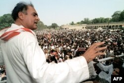 راجیو گاندھی اترپردیش کے شہر فیض آباد میں ایک انتخابی ریلی سے خطاب کر رہے ہیں۔ 16 مئی 1991