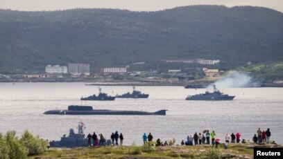 Tàu ngầm và tàu chiến Nga diễu hành, cảng Severomorsk, Nga, 31/7/2016