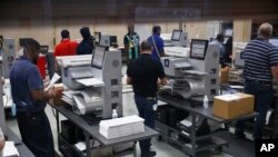 11일 미국 플로리다주 로더힐의 브로와드 카운티 선거 사무소에서 선거 관계자들이 재검표 작업을 하고 있다. 