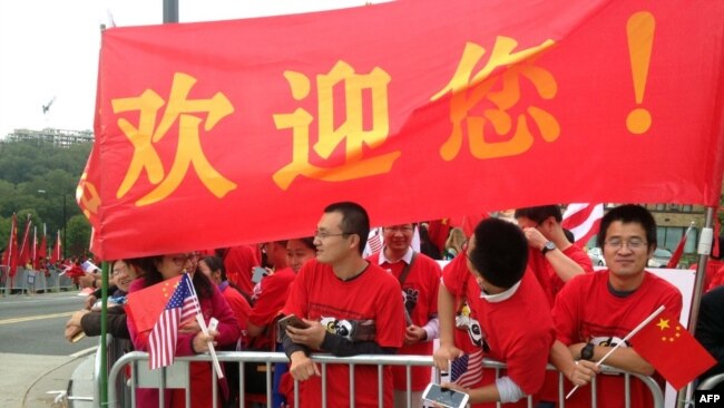 资料照：在美国维吉尼亚理工大学留学的中国学生为欢迎中国领导人习近平访美等候在习近平下榻的酒店前。（2015年9月25日）