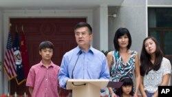 Đại sứ Mỹ tại Trung Quốc Gary Locke và gia đình trong cuộc họp báo tại tư gia ở Bắc Kinh.
