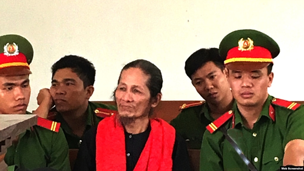 Tín đồ Phật giáo Hòa Hảo Thuần túy Vương Văn Thả tại phiên tòa ngày 23/1/2018 ở tỉnh An Giang (Báo An Giang)