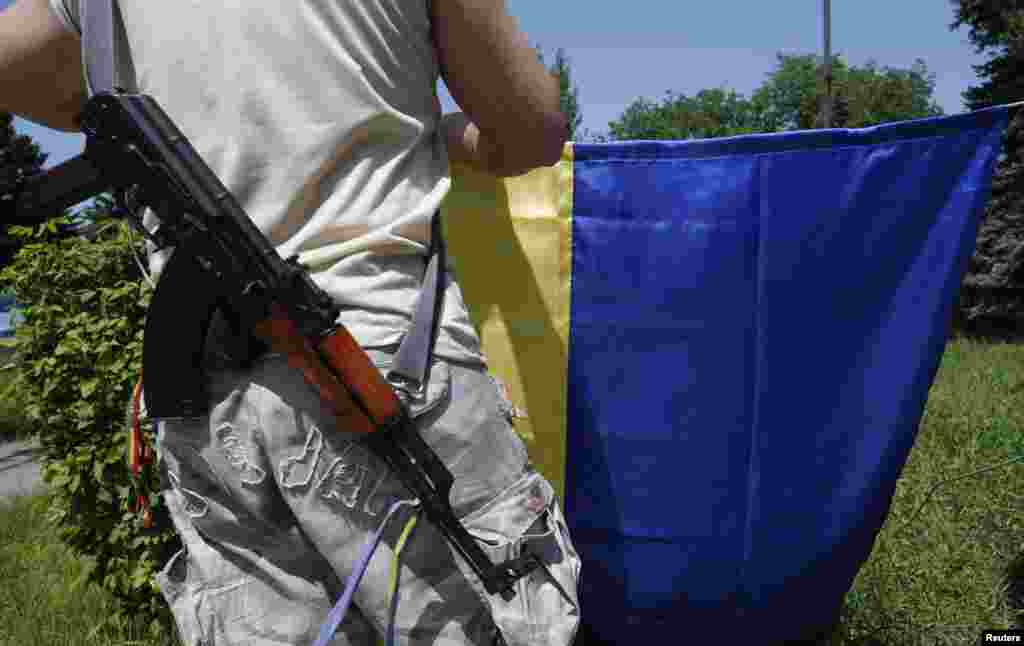 A pro-Ukrainian activist prepares to hoist the Ukrainian flag in the town of Velika Novosyolka, in the Donetsk region, eastern Ukraine, May 17, 2014.