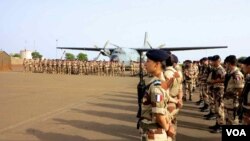 French troops, part of the 3,200-strong Operation Serval contingent in Mali, participate in a Bastille Day parade in the West African nation's capital, Bamako, July 14, 2013. (I. Broadhead/VOA)