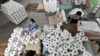 Sejumlah bekerja tampak bekerja di lini produksi di sebuah pabrik tekstil di Korla, Xinjiang, Chin pada 1 April 2021. (Foto: cnsphoto via Reuters)