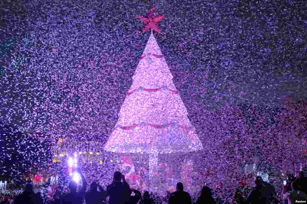آغاز فصل کریسمس در شهر زغرتا در لبنان